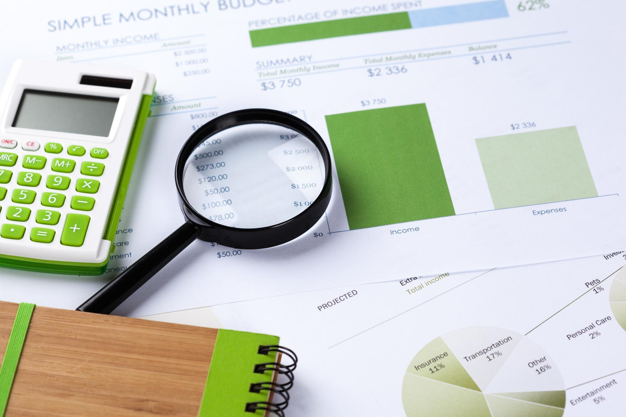 Person arbeitet an Investitionsstrategien